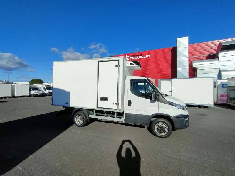 Iveco Daily Chassis Cabine FRIGO OPTION HAYON - 12M3 140 CV RJ CAISSE CAZAUX GROUPE CARRIER XARIOS 350 3,5 T